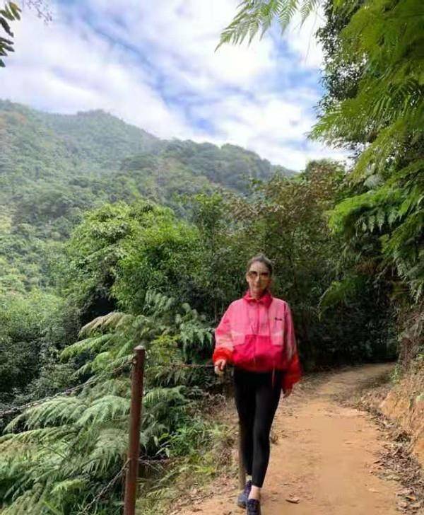 郭富城|郭富城夫妇合体!他穿千元平价卫衣真低调,方媛浑身大牌像贵妇