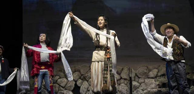 黑色|郝蕾单身后好清瘦，穿脏橘色连帽衫稳重大气，一旁张杰37岁似少年