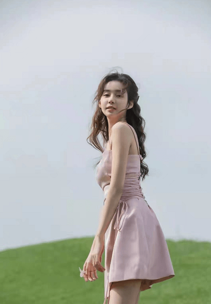 吊带|郑合惠子穿蜜桃裙露香肩，肤如白脂笑容甜美，梦幻似公主