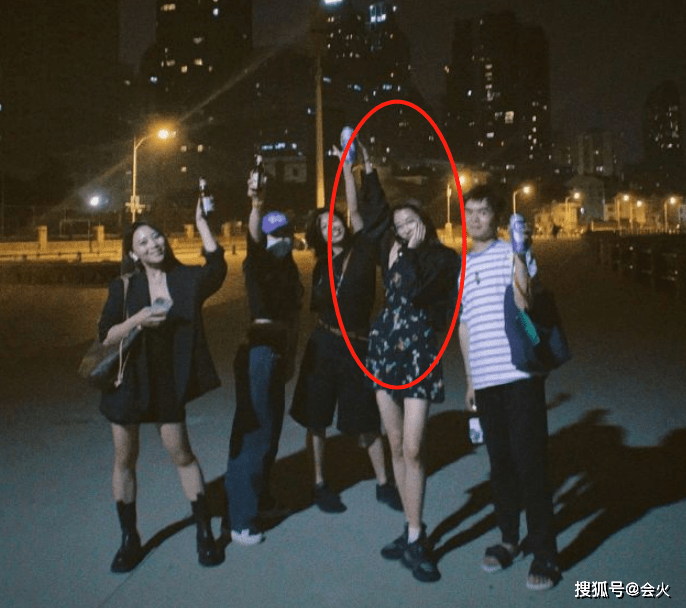 酒瓶|关晓彤手拿酒瓶现身街头！身穿吊带裙大长腿惹眼，头发汗湿黏一脸