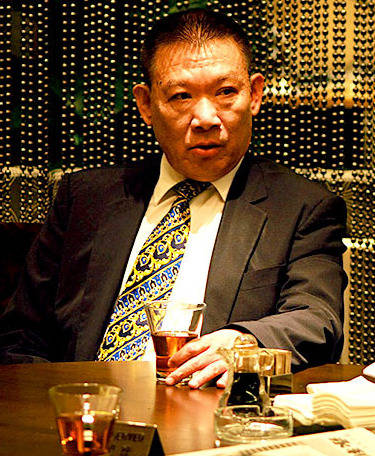 "街市伟"原名吴伟,出自香港九江街恶人谷,早年拜于14k传奇元老"黑无常