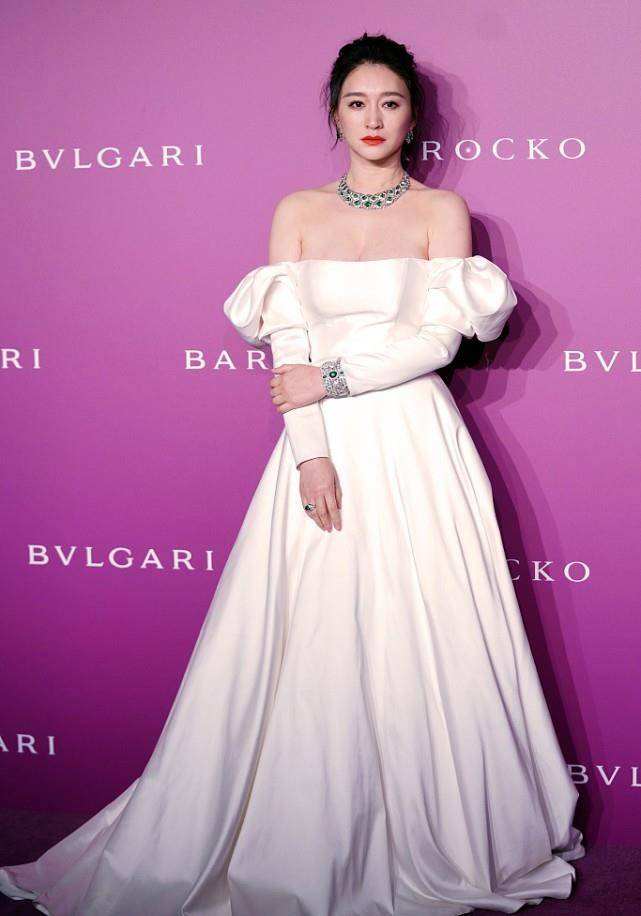 一身|李小冉穿一身白看着虽然美好，但却有点显身板宽，仔细一看太减分