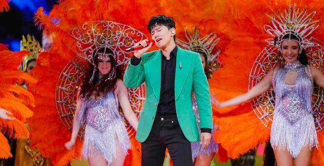 黑色|郝蕾单身后好清瘦，穿脏橘色连帽衫稳重大气，一旁张杰37岁似少年