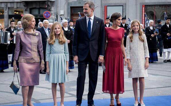 纸片人|西班牙国王夫妇合体亮相！莱后穿情侣装太甜，纸片人身材看着心疼