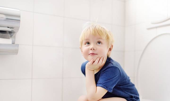 进行|孩子在幼儿园不上厕所，妈妈看到娃脱下的裤子：后悔这样教育孩子