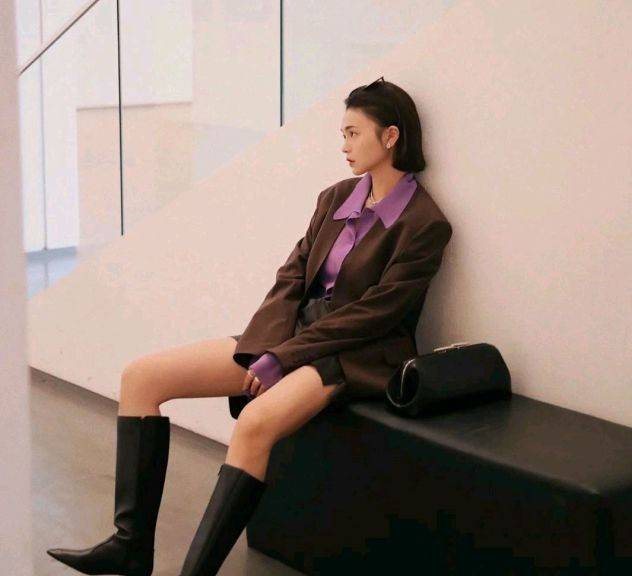 黑色|早秋穿搭也没必要太过纠结，可以选择简约的衬衫来穿