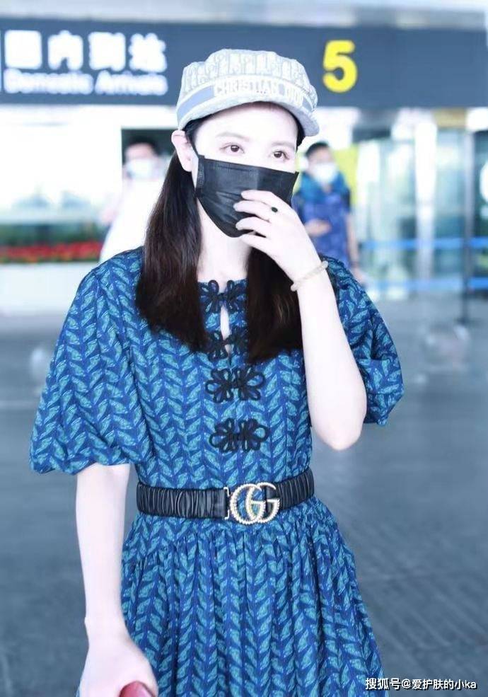 张萌衣|老板娘张萌衣品好，穿蓝裙配Gucci腰带够高级，一身冷皮白得反光
