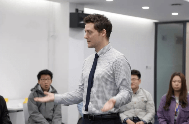 蝴蝶花|小学连英语都不考了，孩子还有必要上双语幼儿园吗？不必