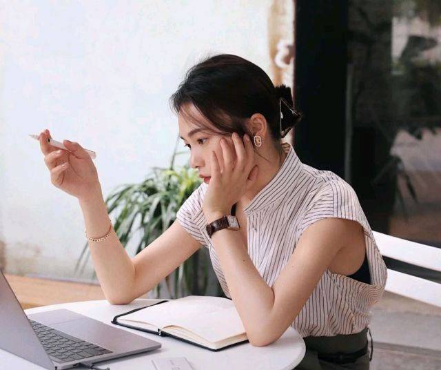 黑色|早秋穿搭也没必要太过纠结,可以选择简约的衬衫来穿