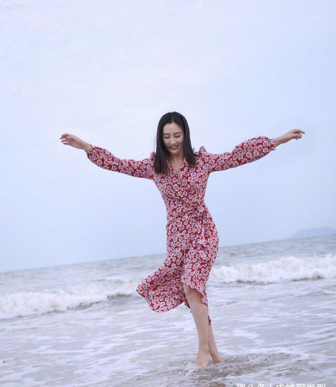 设计|马苏晒海边美照，红色碎花连衣裙甜美又显身材，黑直发更有女人味