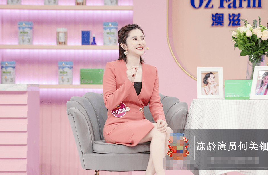 服装|45岁的何美钿“皮骨”都没老,保养的还似姐姐一样,真“冻龄”