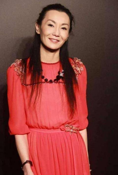 身材|张曼玉优雅老去真坦荡，穿红裙容光焕发仍高贵冷艳，皱纹看着也美