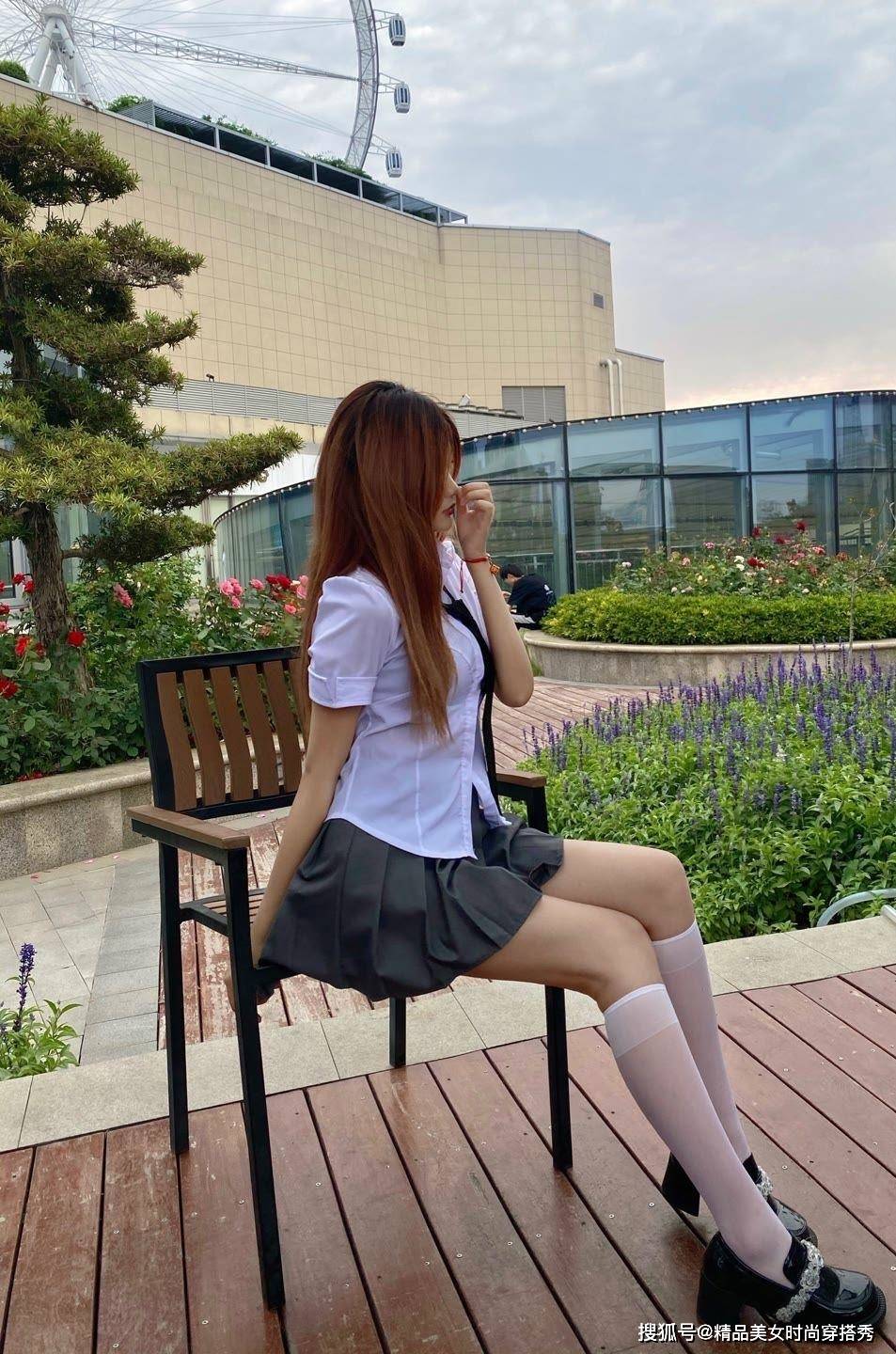 线条美|JK制服VS紧身连衣裙到底哪一个更有魅力？