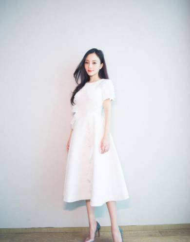 一身|39岁李小璐少女感十足，穿一身甜美裙装，肤白貌美惹人喜爱