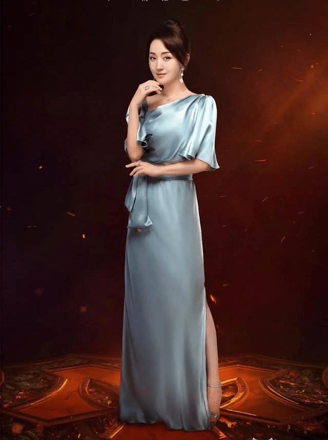 显得|杨钰莹上节目穿真丝长裙，气质高贵，再加上滤镜真像不老少女！
