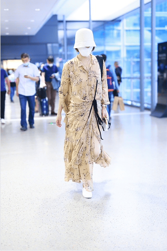 &quot|马伊琍私下穿得挺怪，这裙子看着像＂道袍＂，不过花里胡哨还挺个性