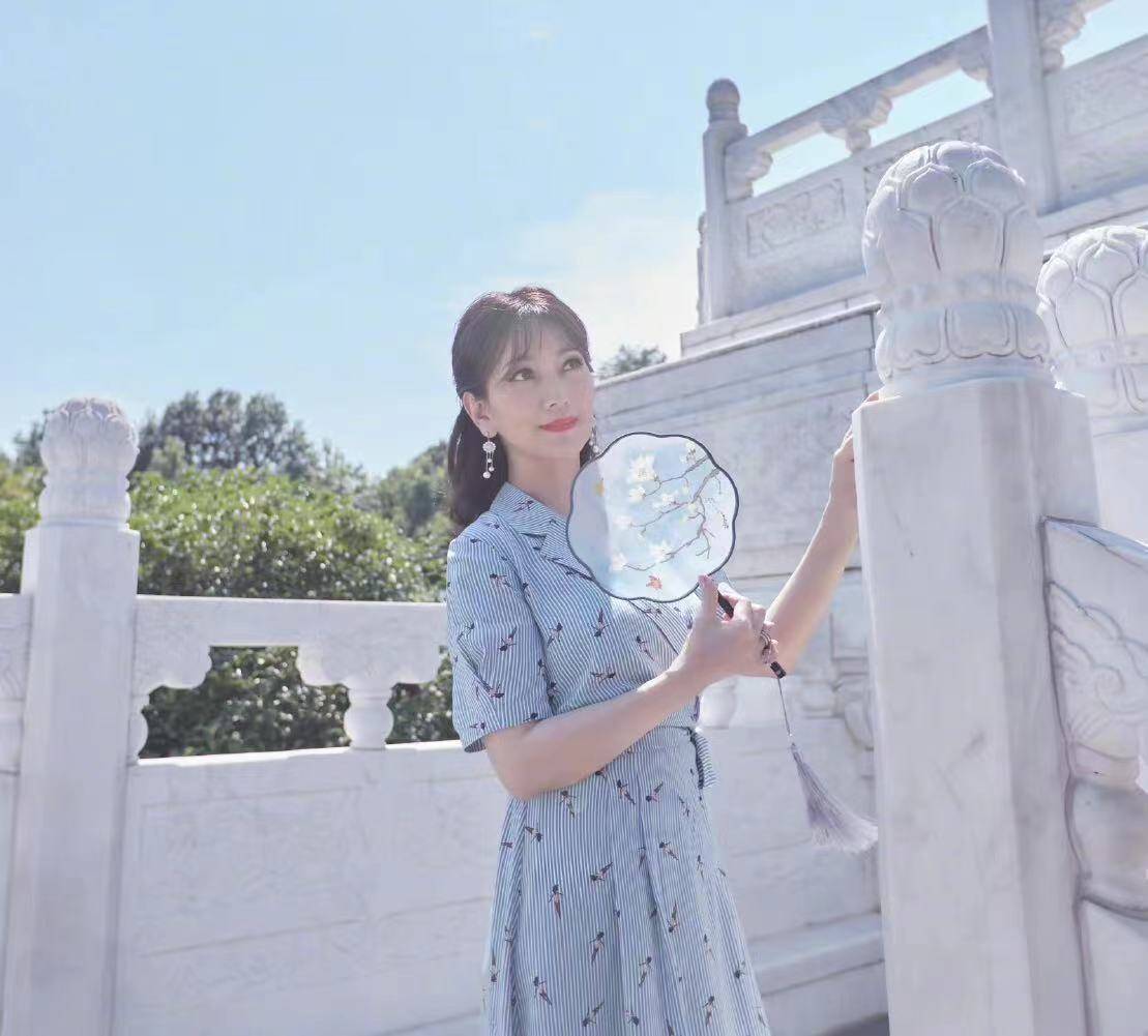 赵雅芝|赵雅芝不愧美了一个年代,打卡雷峰塔留念,还是当年的“白娘子”