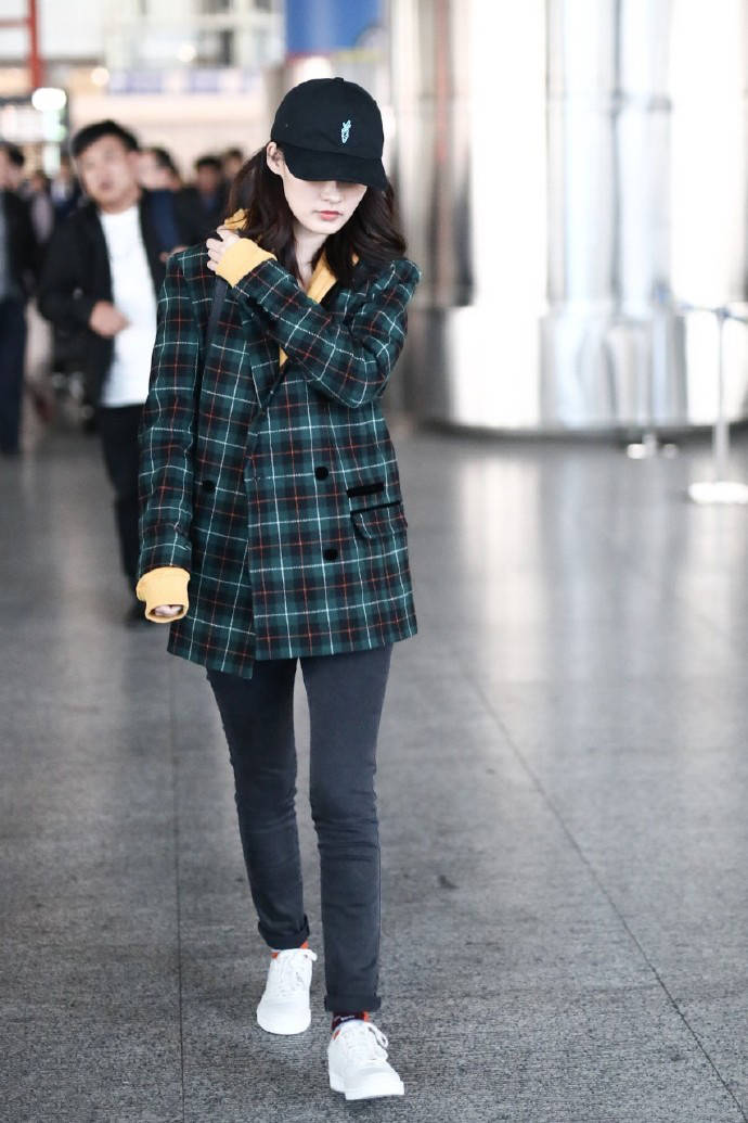 戚薇|格纹衫怎么搭配才够时髦？李沁配卫衣，宋祖儿配短裙，戚薇配皮裤