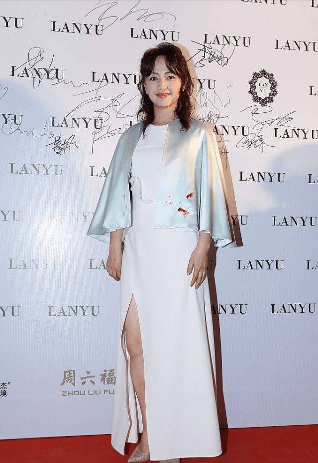 披肩|“妈妈辈”的罗海琼，化淡妆不显老，穿西服套装也有温柔感