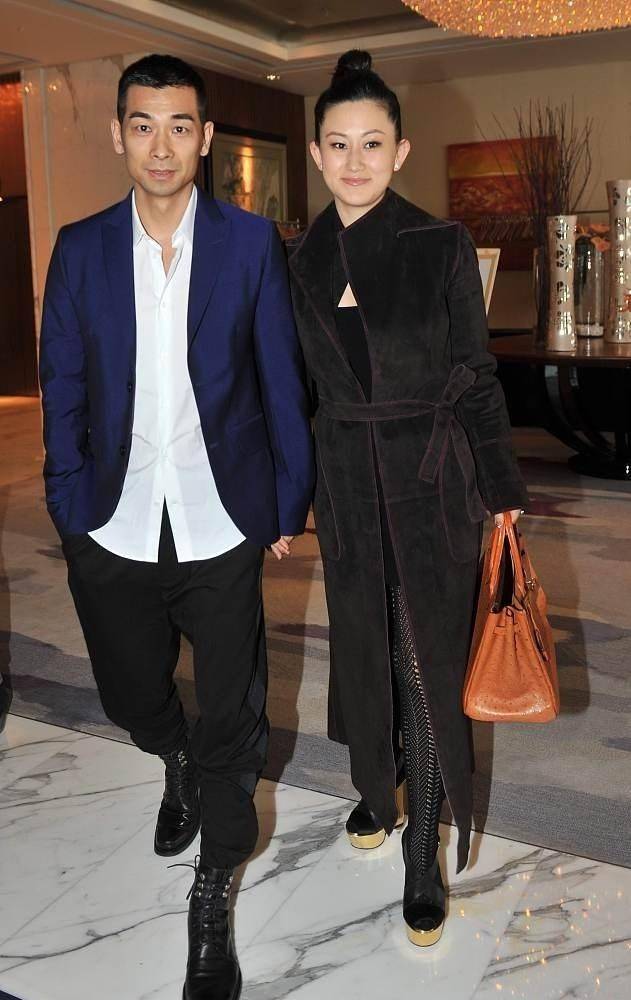 黑色|赵文卓就算牵着老婆，感觉也是一脸正气，张丹露风衣下，黑丝真俗