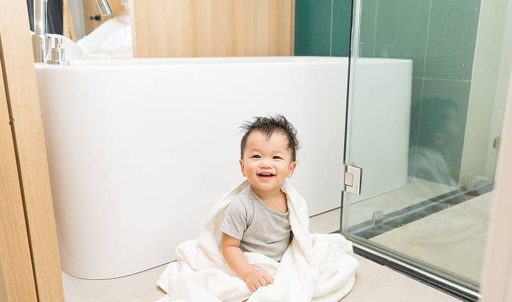 进行|孩子在幼儿园不上厕所，妈妈看到娃脱下的裤子：后悔这样教育孩子