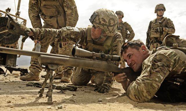 驻阿美军正在使m24狙击步枪进行射击训练