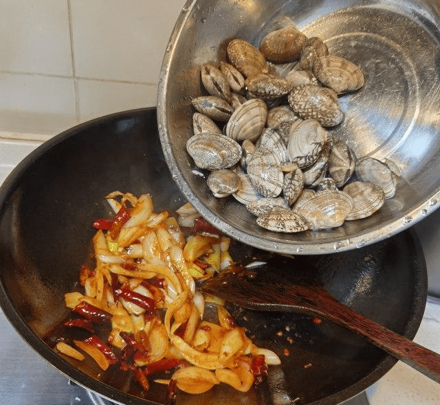 如何炒花甲又好吃又简单 7ef13e5286c94517aca94d706e0c3bf2.png