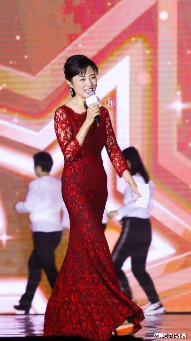 身材|原来周涛这么“飒”，穿黑色西装套装跟平常完全不一样，又酷又美