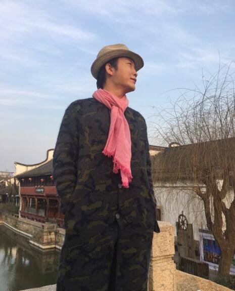 成名前是生活困苦,成名之后他的生活依然是低调,李玉刚和前女友范小宁