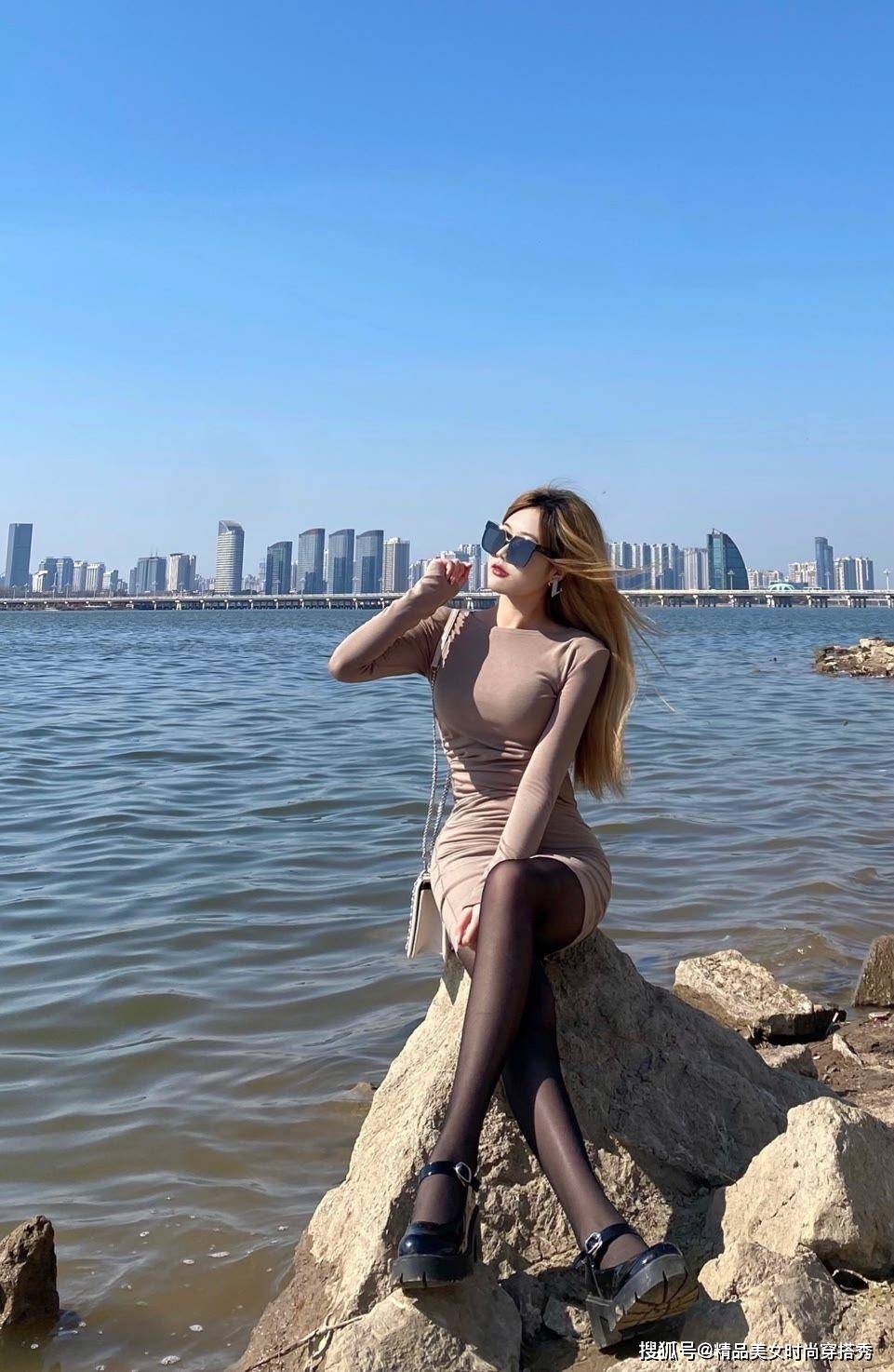 线条美|JK制服VS紧身连衣裙到底哪一个更有魅力？