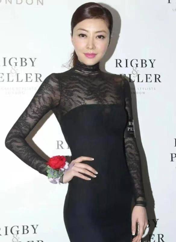 身材|熊黛林的身材太让人羡慕，穿黑色蕾丝连衣裙优雅大方，女人味爆棚