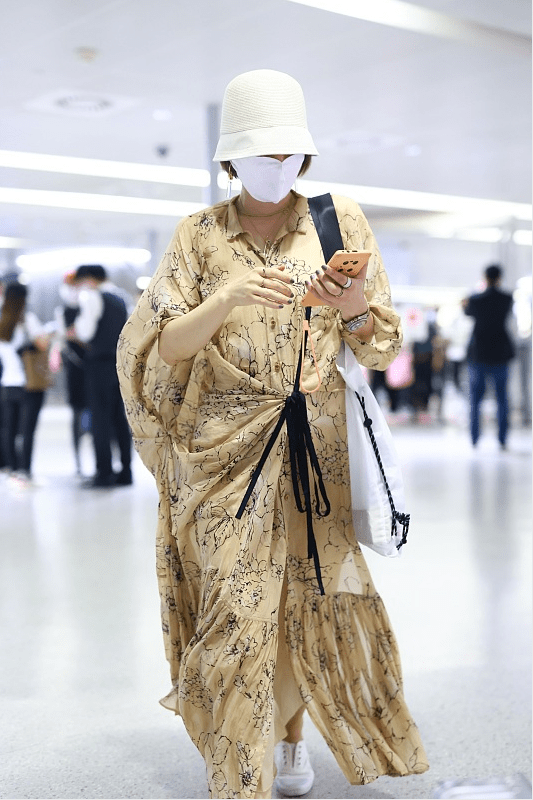 &quot|马伊琍私下穿得挺怪，这裙子看着像＂道袍＂，不过花里胡哨还挺个性