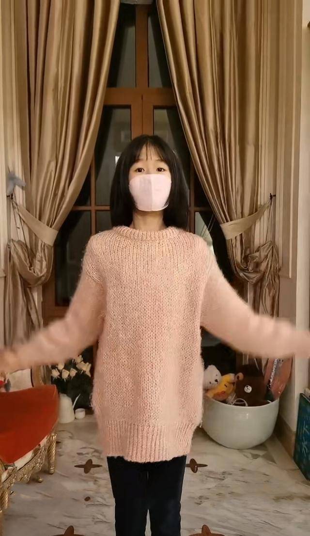 图案|陆毅俩女儿变“厨娘”，穿同款毛衣不同发型却似双胞，声音甜腻