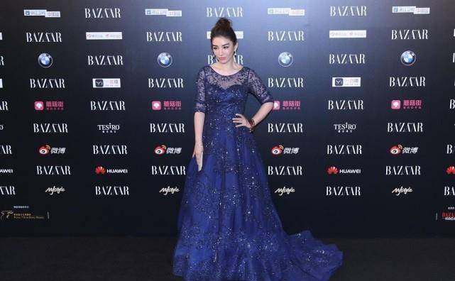 曲线|黄奕身材真挺好,一袭鲛人装秀出迷人曲线,但妆容却略显浮夸