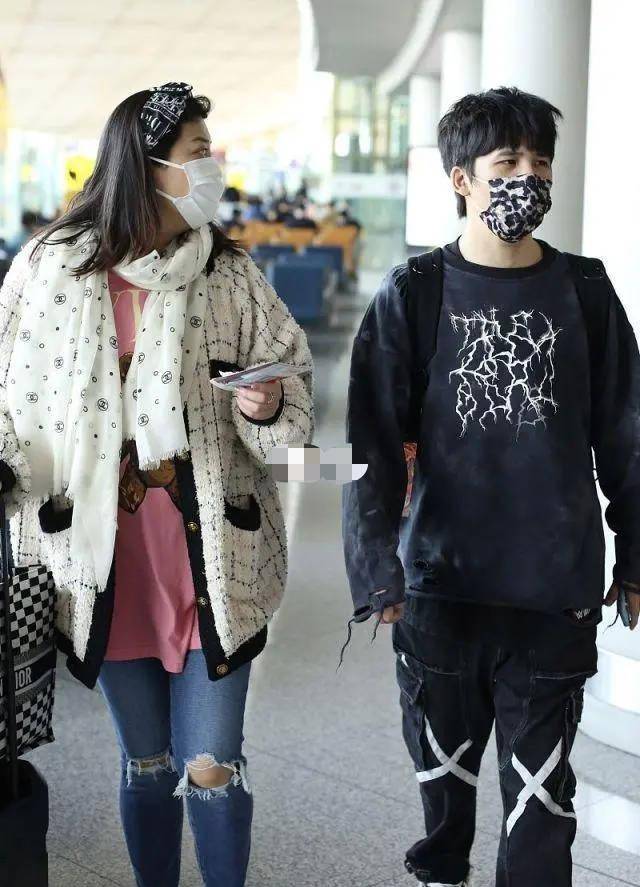 时尚|大张伟夫妇走机场！老婆把大牌衣服穿出平价感，问题在裤子搭配上
