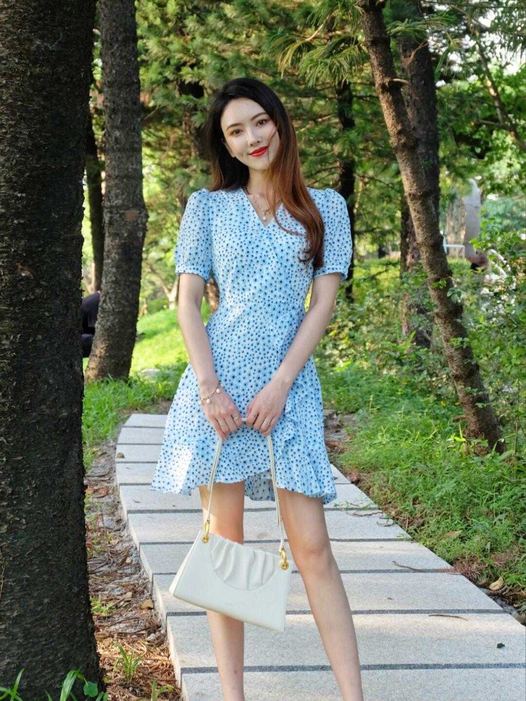 夏天|秋天如何穿好“碎花裙”？这几个思路值得借鉴，温柔优雅又减龄