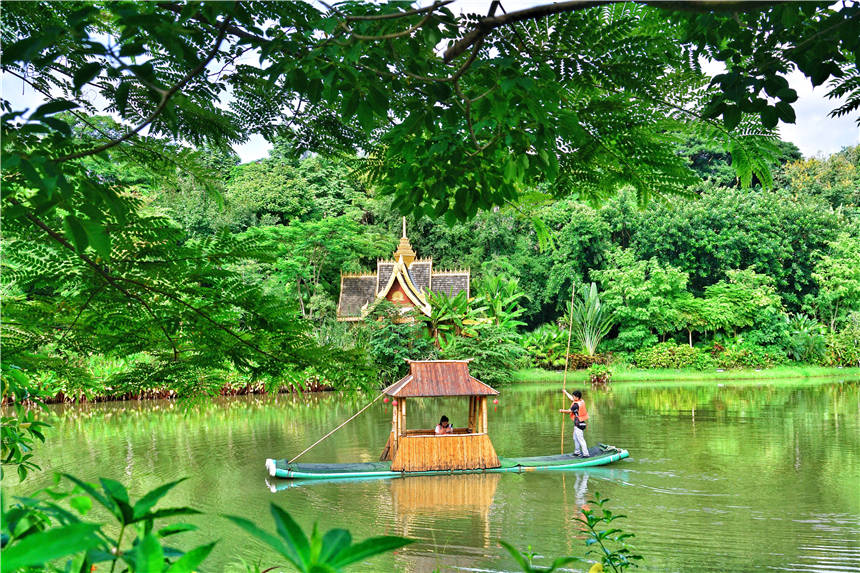 云南西双版纳最古老的花园，看一场六国风情演出，放一次浪漫河灯