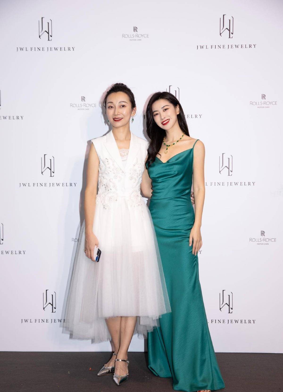 朱珠|门不当户不对！朱珠夫妇婚后首次同框，老公穿西装配围巾一脸骄傲