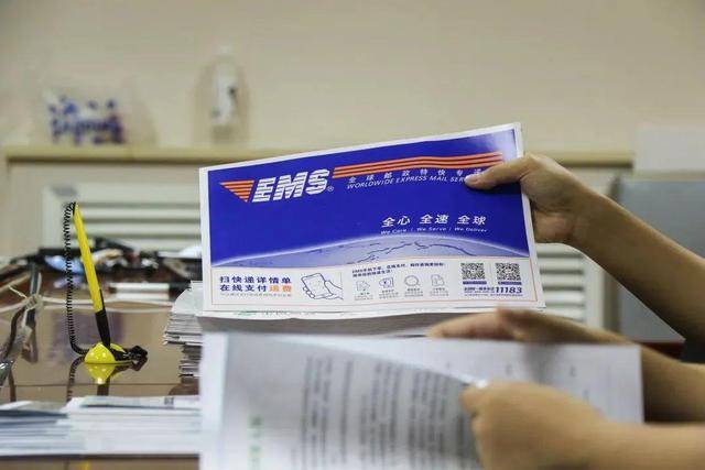 把每一份材料都装入袋中,邮单贴在快递袋后,一封封录取通知书有了明确