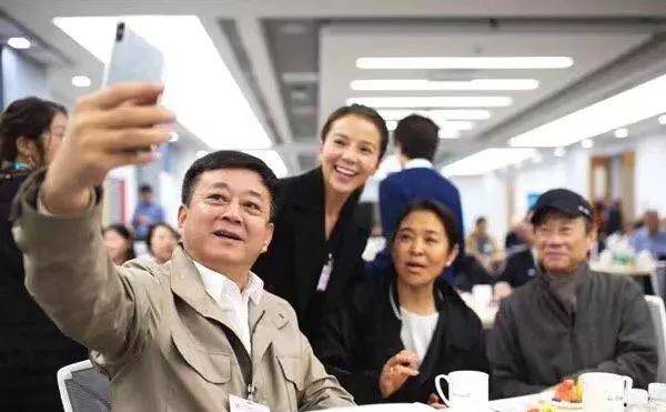 感觉|陈凯歌陈红罕见露面，穿拖鞋放飞自我，大爷年轻时可迷倒不少人