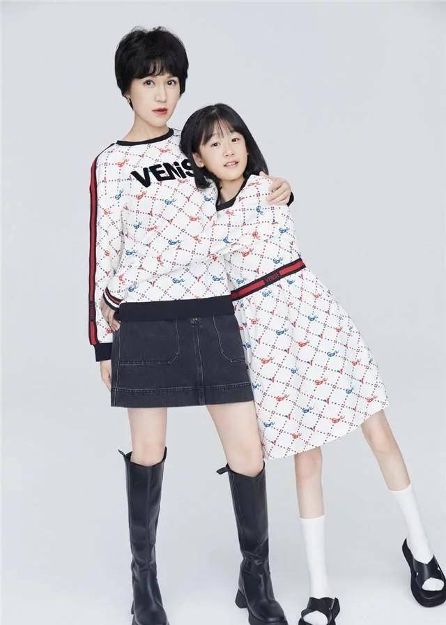 鲍蕾|陆毅女儿跟鲍蕾合照！贝儿穿碎花裙手臂修长显淑女，妹妹发型真土