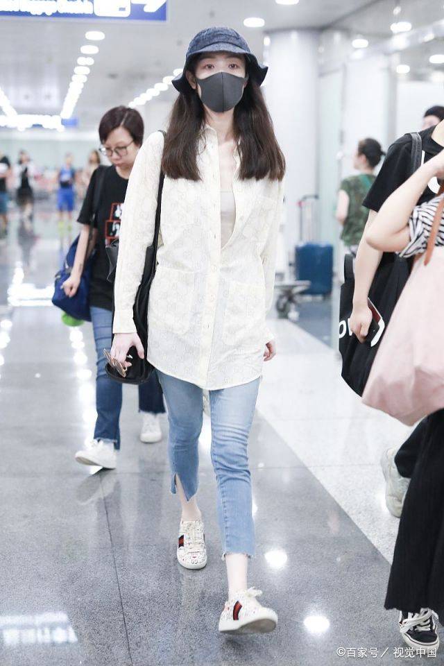面料|倪妮走机场好奢侈，13780衬衫配牛仔裤显时髦，踩7700鞋气场好强