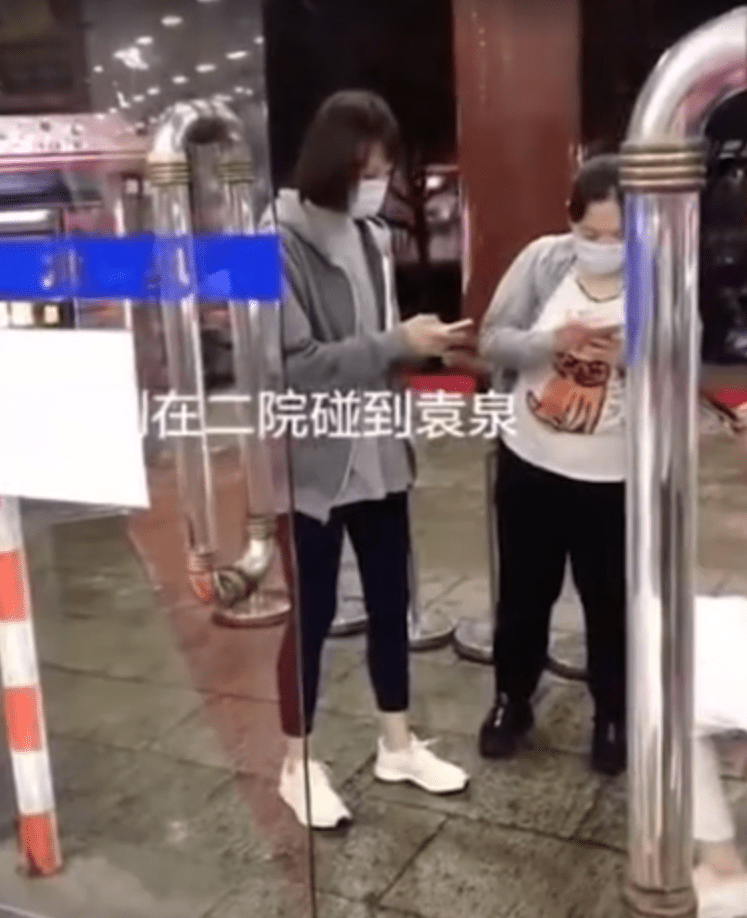 缺点|袁泉走机场被拍，同一种颜色穿上身，普通的基础款也穿的高级！