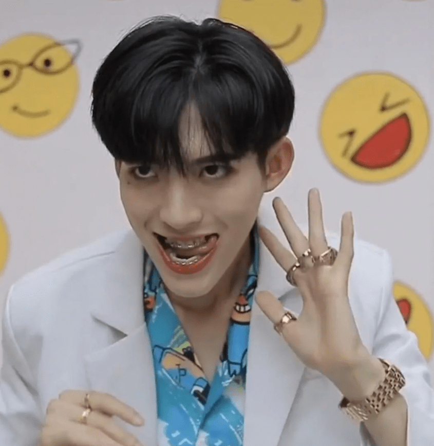 结尾来一个穿着西装,化着烟熏妆,舔着牙套自认为很帅的造型.