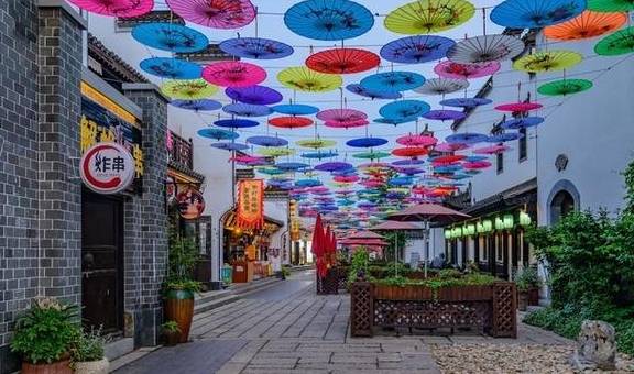 安徽最有趣的古镇，白天平平无奇晚上热闹非凡，有打铁花表演