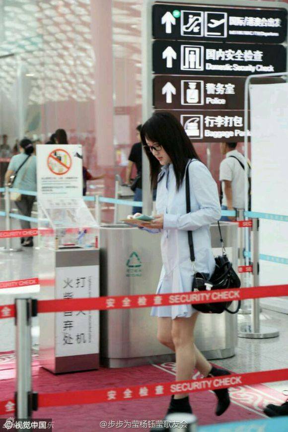显得|杨钰莹上节目穿真丝长裙，气质高贵，再加上滤镜真像不老少女！