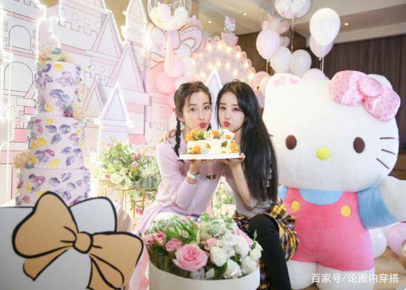 设计|赵丽颖穿露肩短裙亮相，33岁的年纪还像个小姑娘，这么清纯又减龄