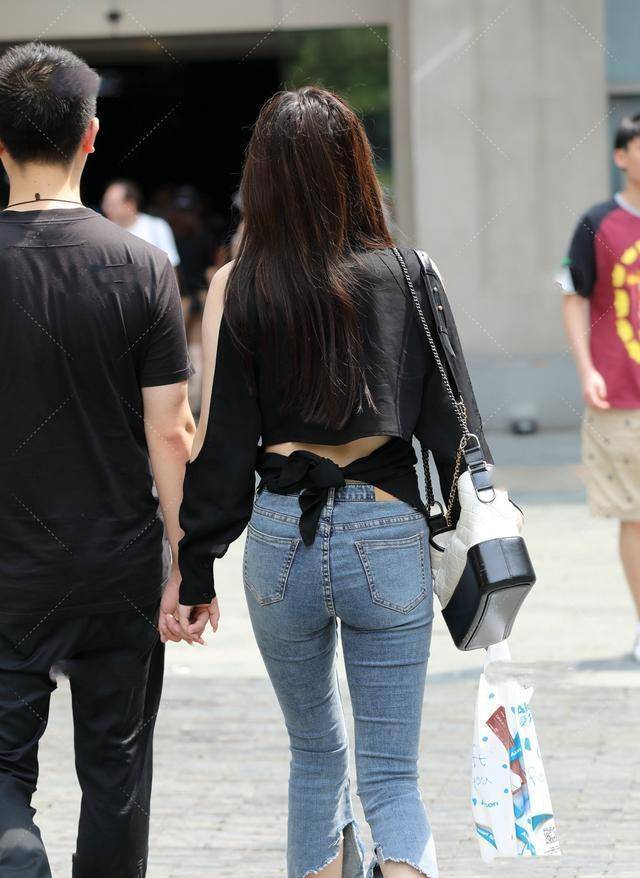 黑色|黑色日系长袖搭配蓝色青春打底裤，秀出身材，又瘦又美