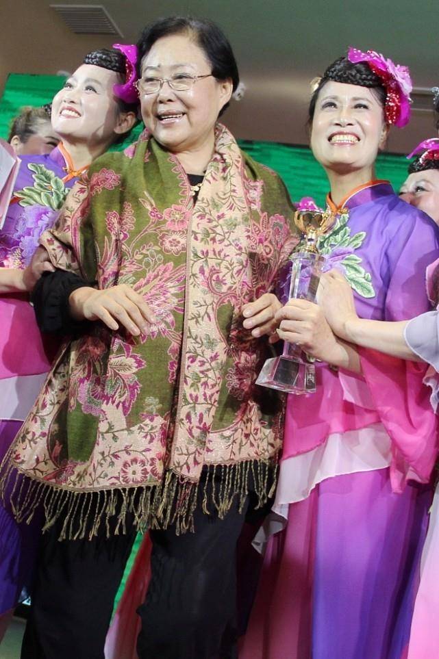 斯琴高娃|斯琴高娃71岁慈祥可亲,路人镜头下更像“邻家奶奶”,好温柔