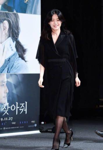 颜色|李英爱穿蓝色蕾丝裙,优雅有韵味,拥有同龄人不该有的性感身材